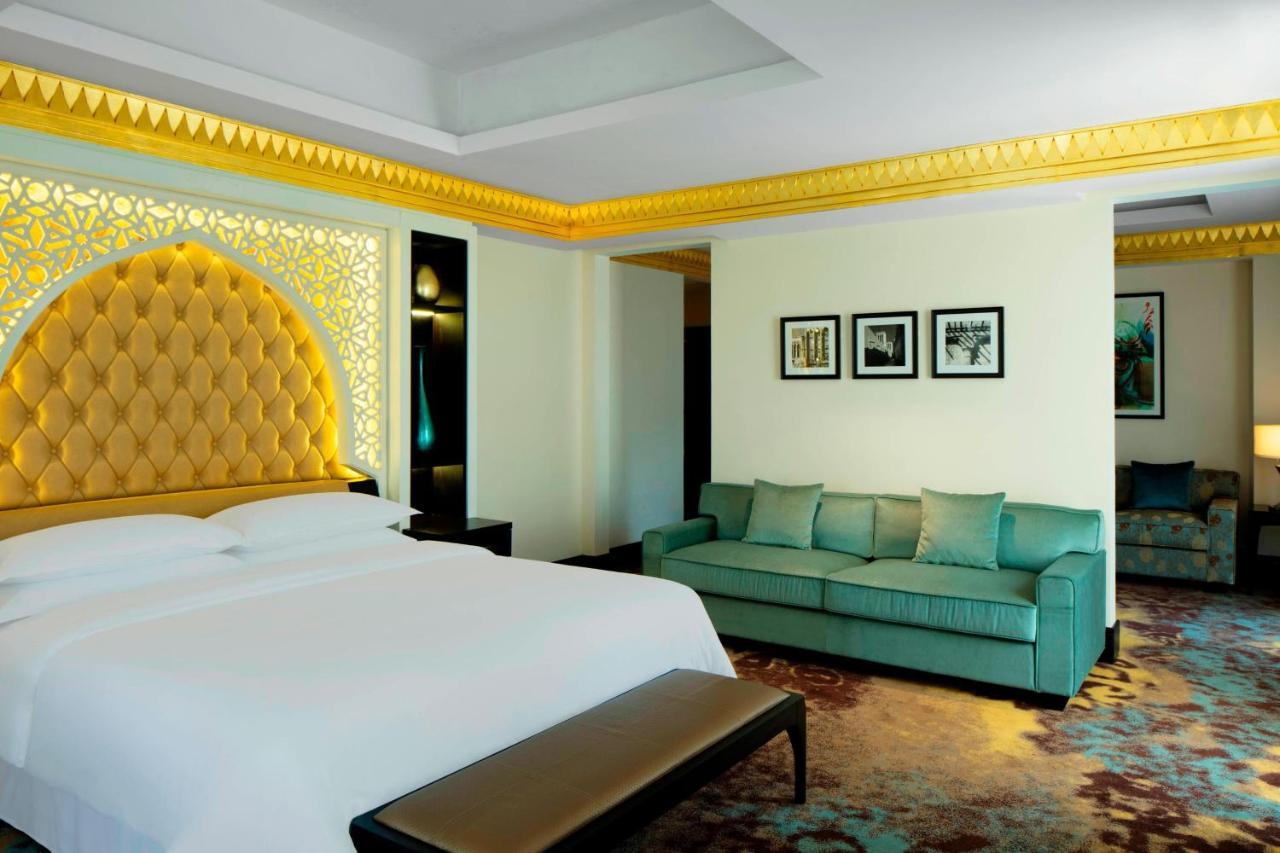 Sheraton Sharjah Beach Resort And Spa Exterior photo A room at the hotel