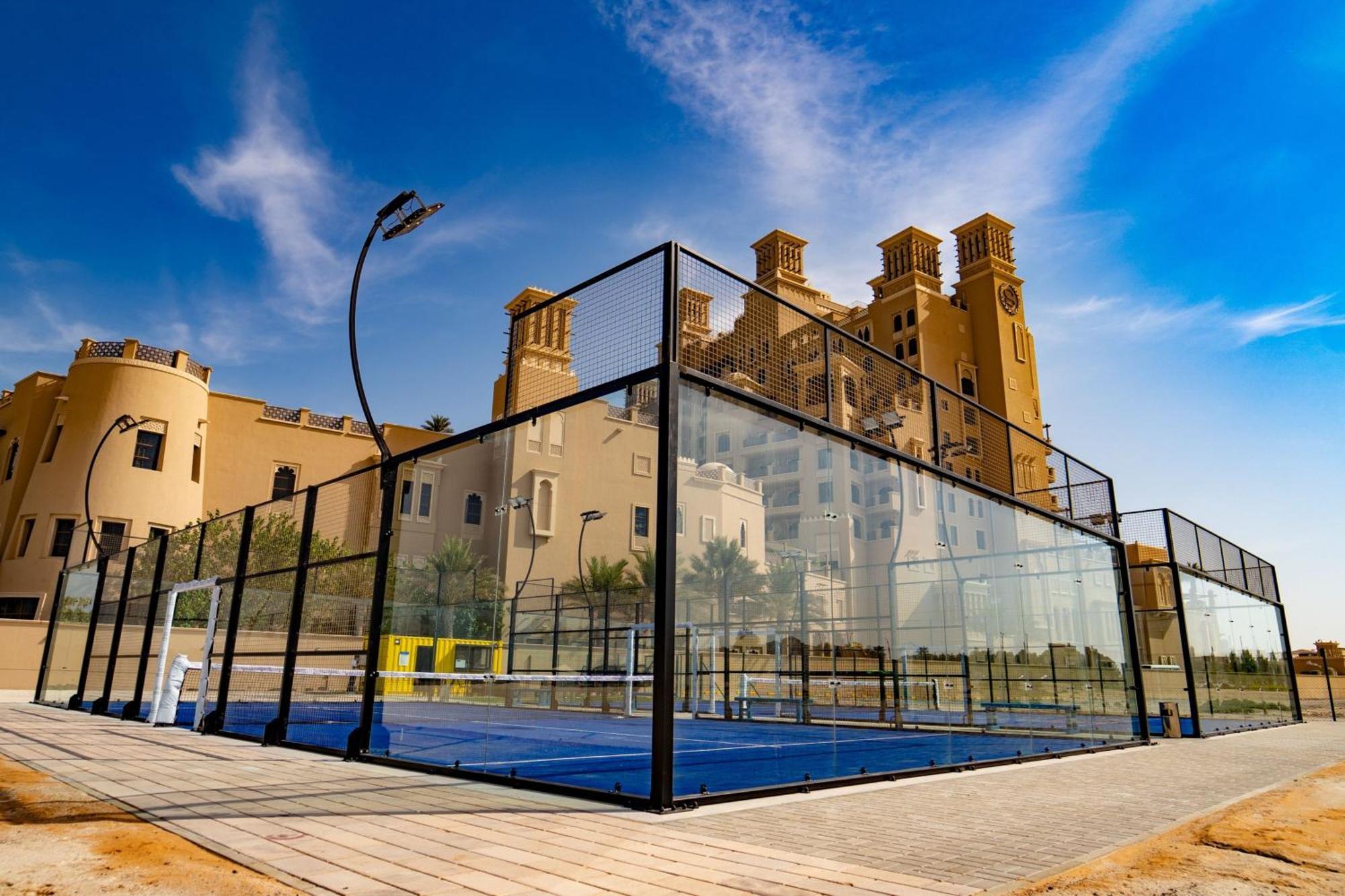 Sheraton Sharjah Beach Resort And Spa Exterior photo A paddle tennis court in Al-Shaqra, Saudi Arabia