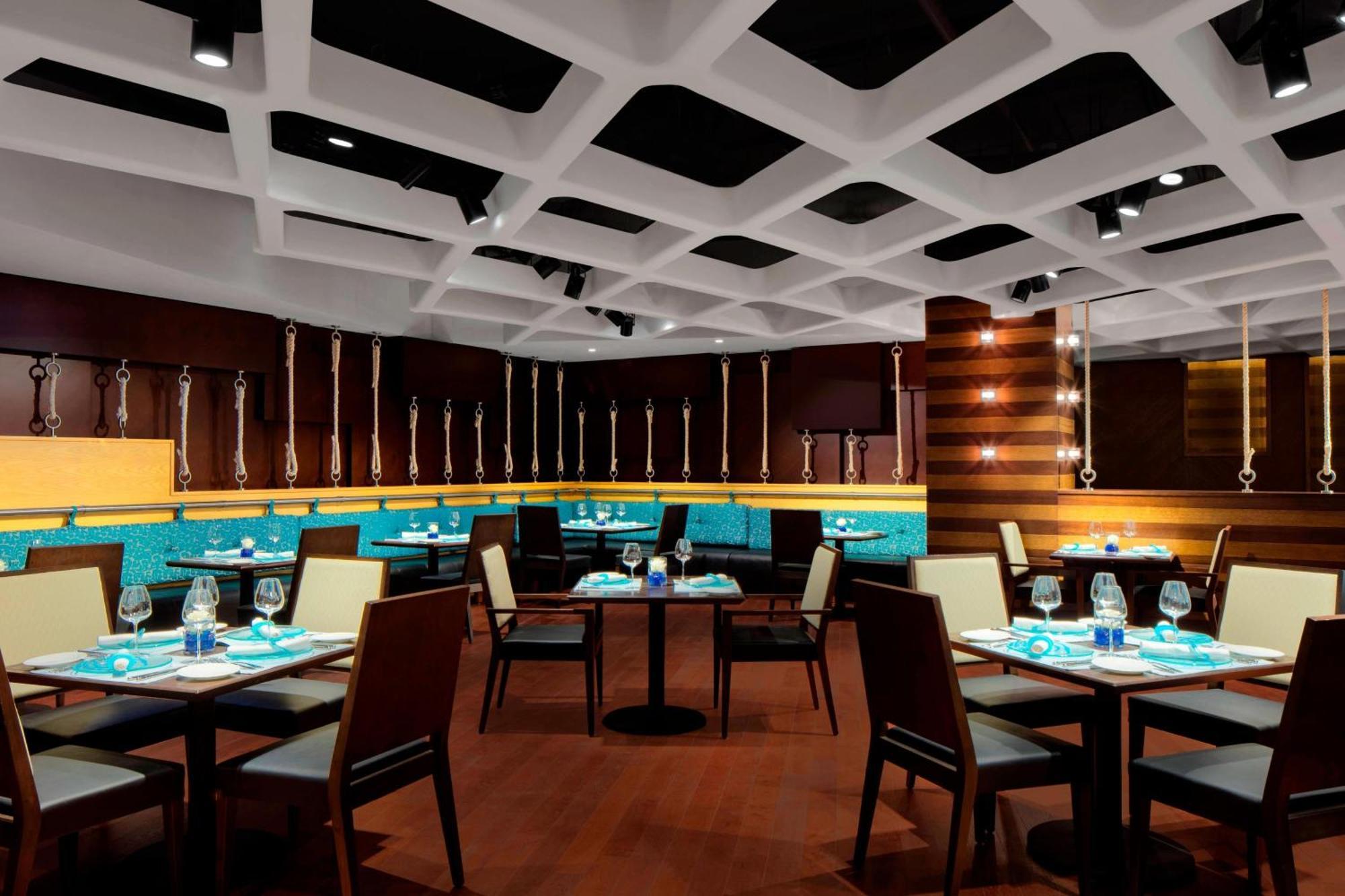 Sheraton Sharjah Beach Resort And Spa Exterior photo The interior of the restaurant