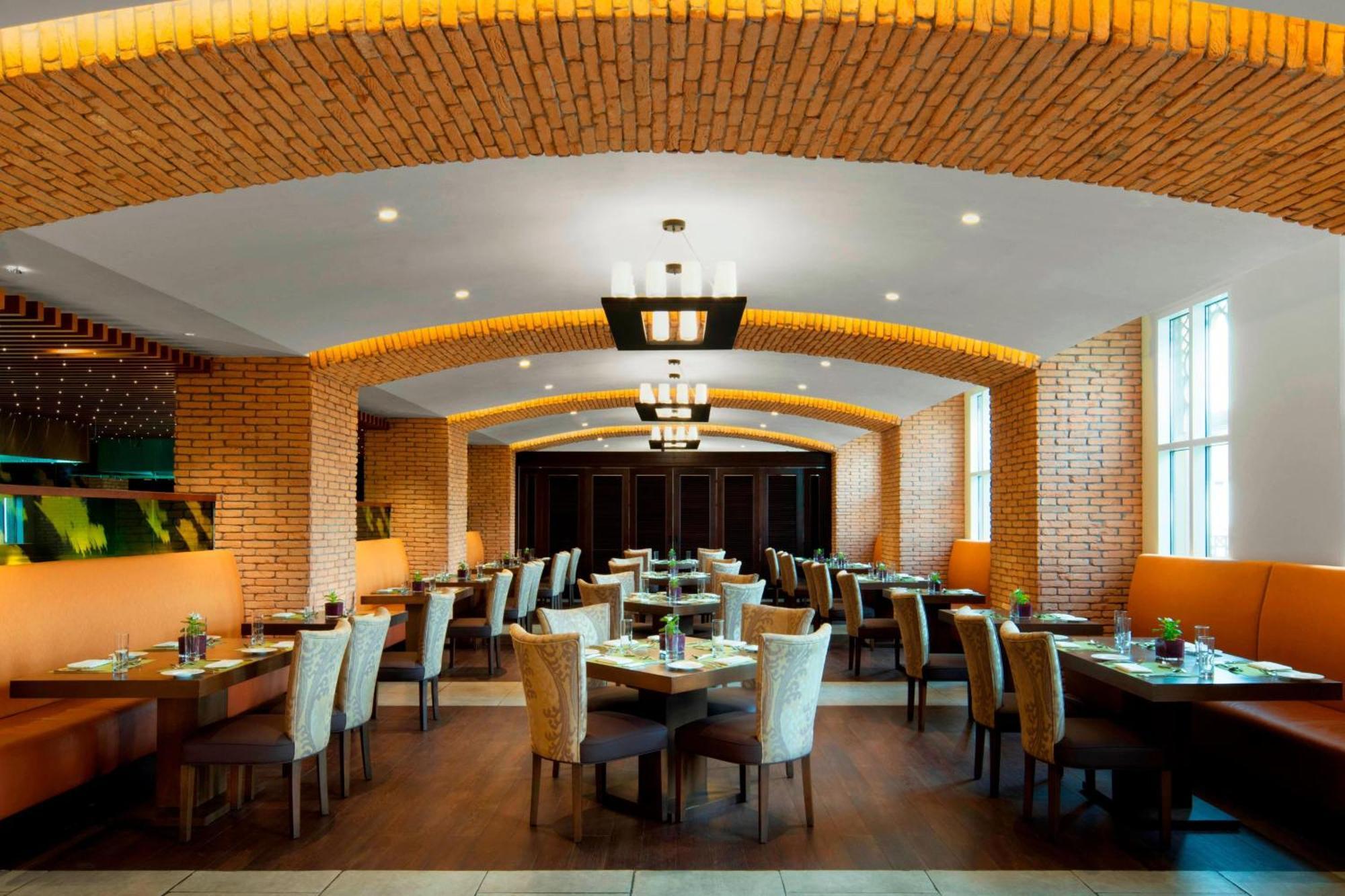 Sheraton Sharjah Beach Resort And Spa Exterior photo The restaurant